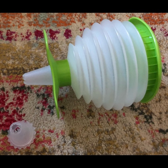 Tupperware Other - Tupperware squeeze it cake decorator with 2 tips